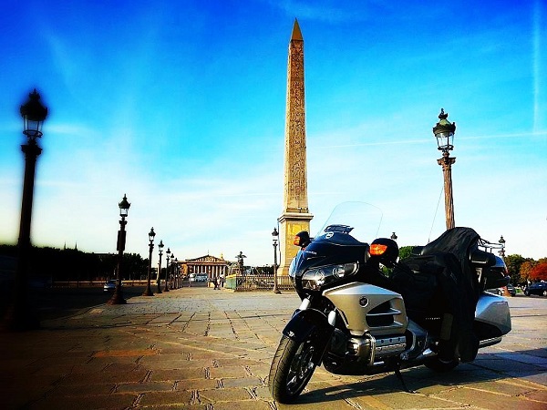 Taxi moto en attente à la Concorde