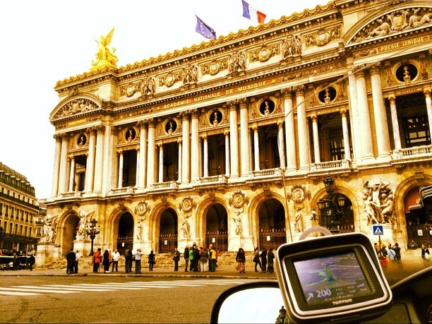 Taxi moto devant l'Opera de Paris